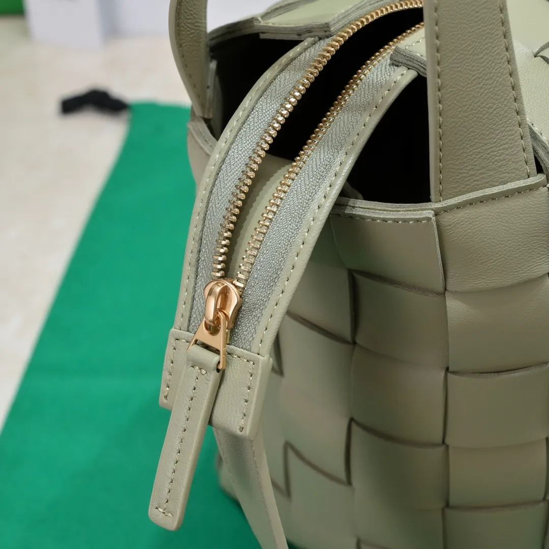 What can you put in Bottega Veneta’s new bowling bag? Have you got the new bowling bag? Super large capacity ~ The key is low-key, simple and casual style ~ the fashion sense is not reduced at all. It combines BV's classic woven elements and can also be used for computers. The length of the shoulder straps can be adjusted. It is suitable for tall girls to carry. Boys also have a sunny back☀️ Style number: 7466# Size: 28*21*16